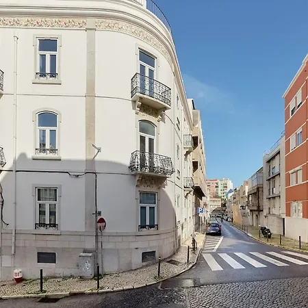 Apartment Enjoy Graca With A Balcony Overlooking The River Lissabon